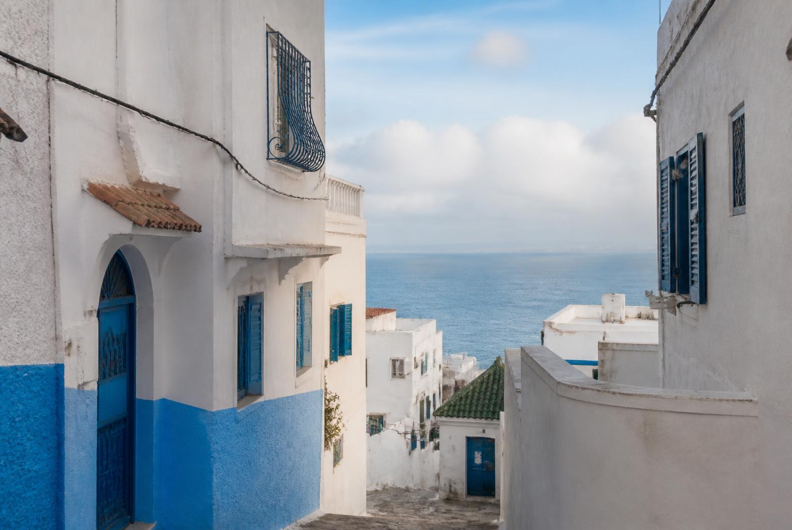 Witte huizen met blauwe luiken in Tanger met zicht op de Middellandse Zee